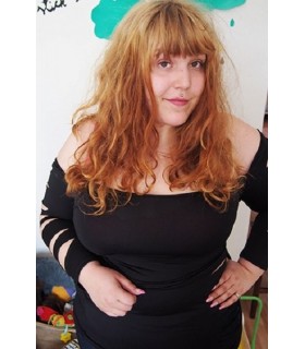 Musta paita halkioilla (Plus Size)