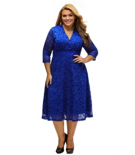 Sininen 3/4-hihainen v-pitsimekko (plus size)