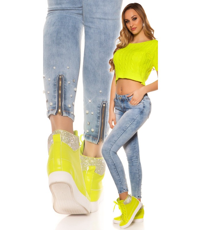 Blå jeans med dragkedja och pärlben