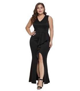 Musta röyhelökoristeinen pitkä v-juhlamekko (plus size)