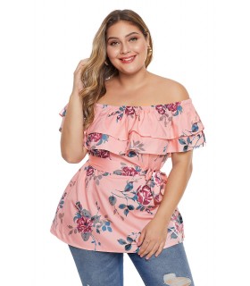 Vaaleanpunainen ruusukuvioinen off-shoulder röyhelöpaita (plus size)