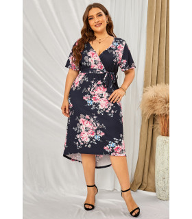 Musta kukkakuvioinen v-mekko (plus size)