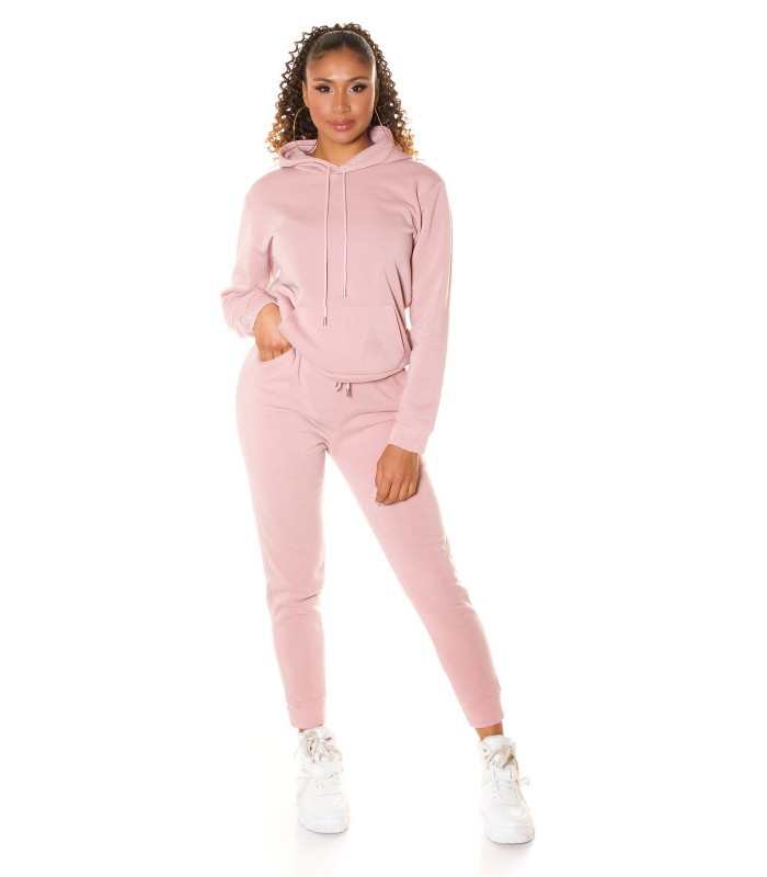 Vaaleanpunainen oloasusetti hupparilla