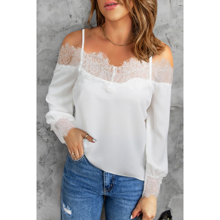 Vit spetstrimmad blus med axelslitsar