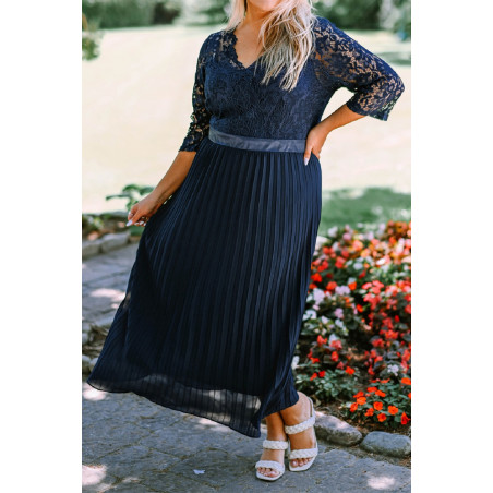 Sininen pitsikoristeinen vekkijuhlamekko (plus size)