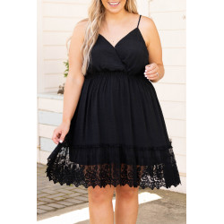 Musta v-mekko koristekirjaillulla helmalla (plus size)
