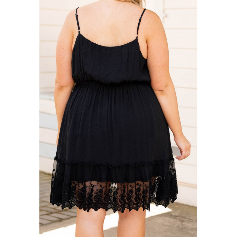 Musta v-mekko koristekirjaillulla helmalla (plus size) – kuva 2