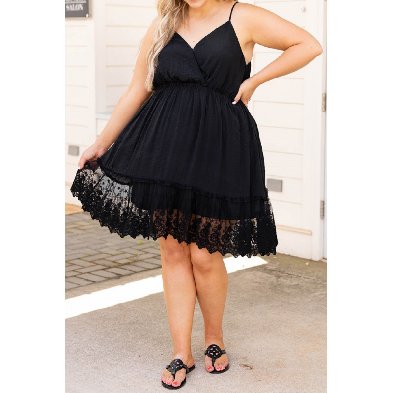 Musta v-mekko koristekirjaillulla helmalla (plus size) – kuva 3
