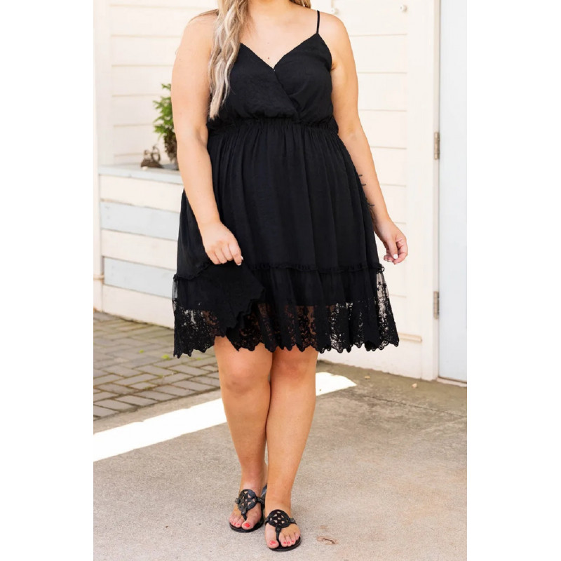 Musta v-mekko koristekirjaillulla helmalla (plus size) – kuva 4