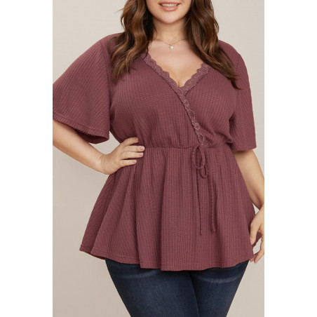 Brunröd kortärmad v-våffelskjorta med spets (plus size)