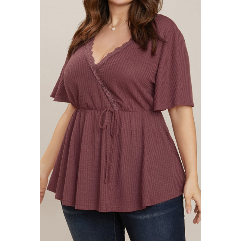 Ruskeanpunainen lyhythihainen v-vohvelipaita pitsillä (plus size) – kuva 3