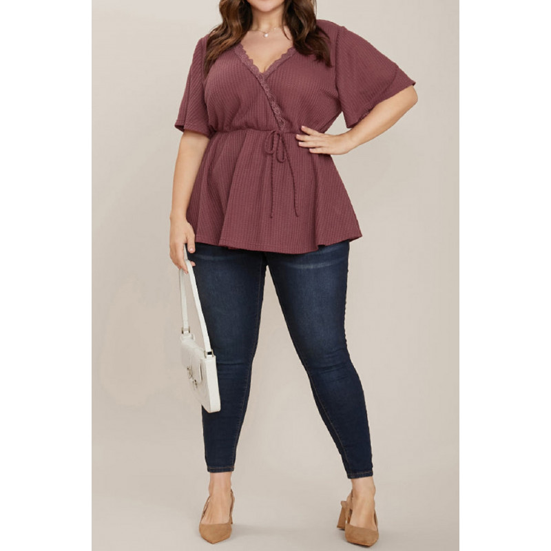 Ruskeanpunainen lyhythihainen v-vohvelipaita pitsillä (plus size) – kuva 4
