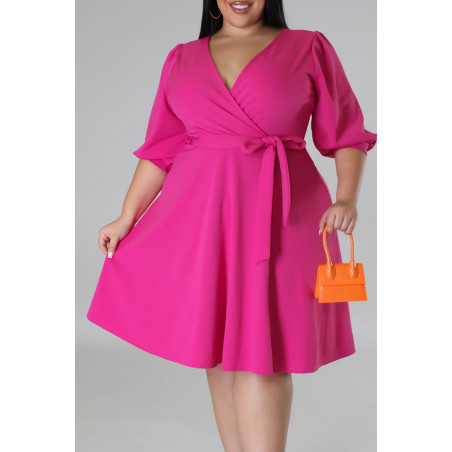 Rosa omlott-look v-skater klänning med bälte (plus size)