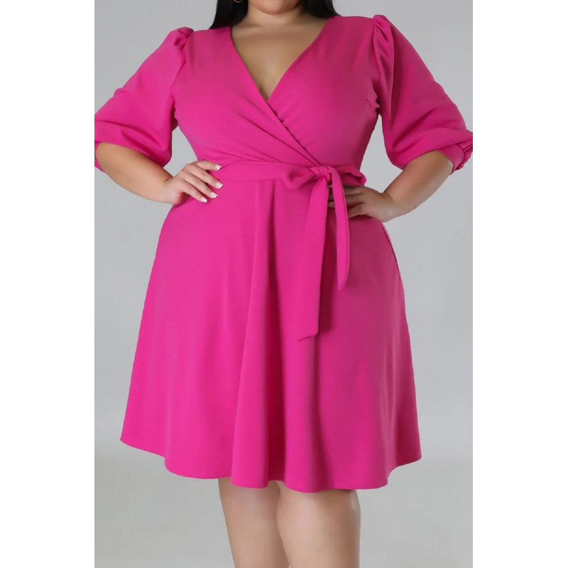 Pinkki wrap-look v-skater-mekko vyöllä (plus size) – kuva 4