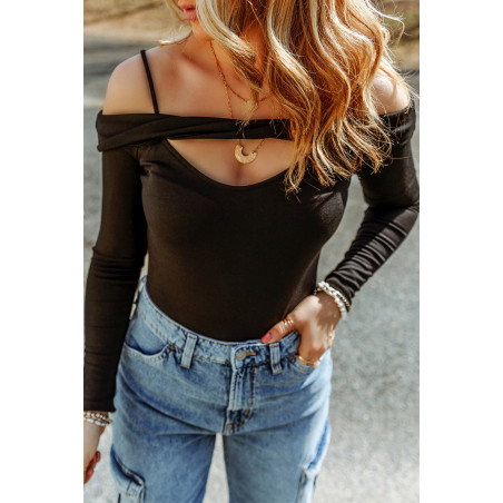 Musta kurkistusaukollinen body olkahalkioilla