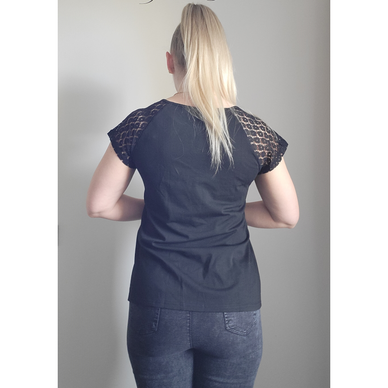 Svart kortärmad keyhole t-shirt med spetsärmar – kuva 3