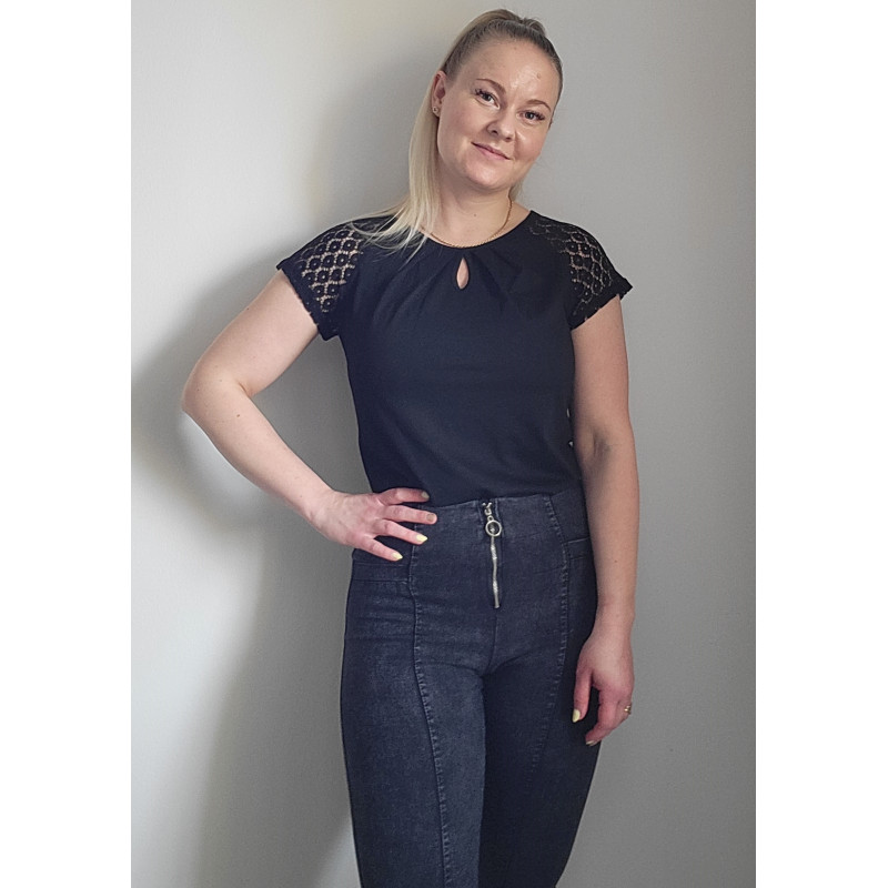 Svart kortärmad keyhole t-shirt med spetsärmar – kuva 4