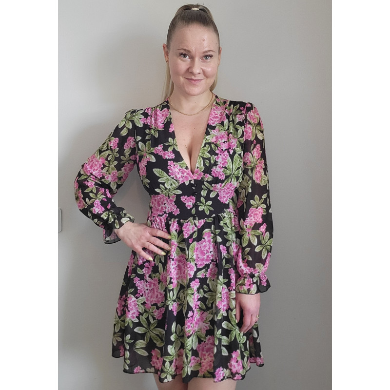 Elle Style Juliette musta kukkakuvioinen mekko helminapeilla