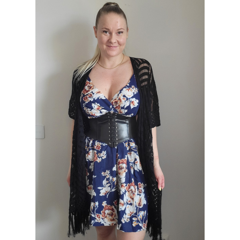 Tummansininen kukkakuvioinen wrap-look v-mekko – kuva 3
