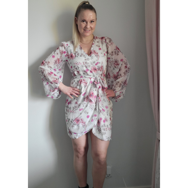 Vit blommig mönstrad wrap-look v-chiffongklänning med bälte – kuva 4