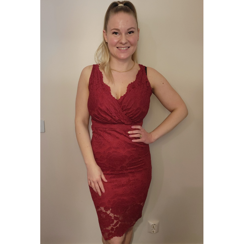 Röd wrap-look v-spets klänning