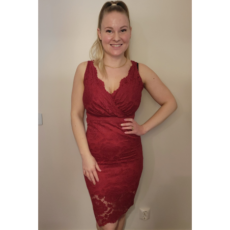 Röd wrap-look v-spets klänning