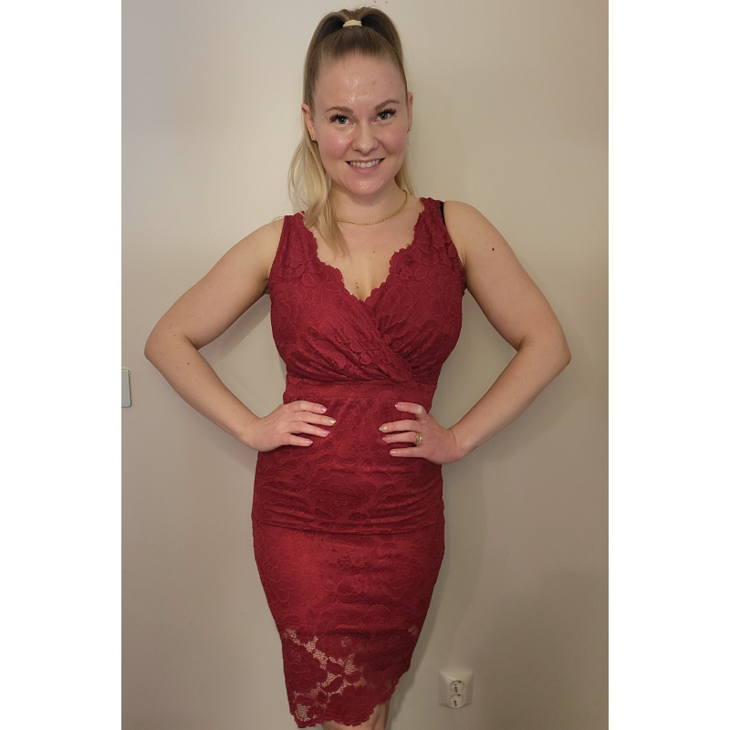 Punainen wrap-look v-pitsimekko – kuva 2