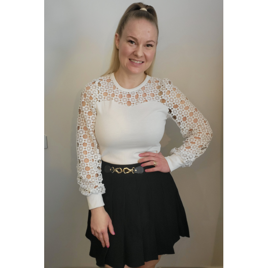 Valkoinen pitkähihainen...