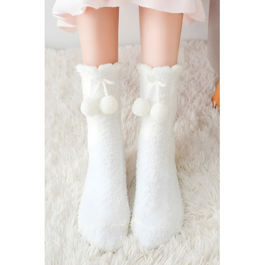 Valkoiset pörrösukat tupsuilla