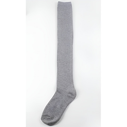 Vaaleanharmaat ylipolvensukat