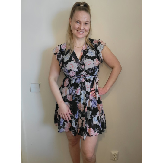 EB musta kukkakuvioinen...