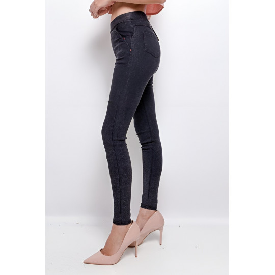 Vera tummanharmaat...