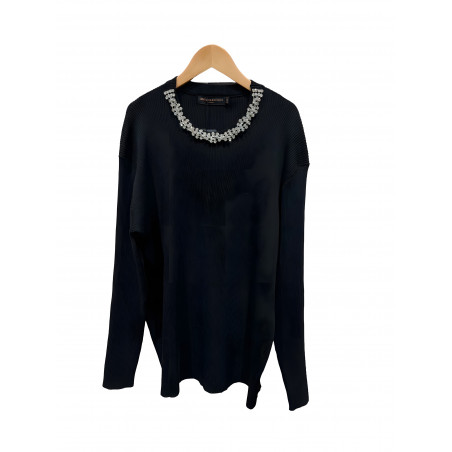AmyClo svart stickad tröja med strasskrage (plus size)
