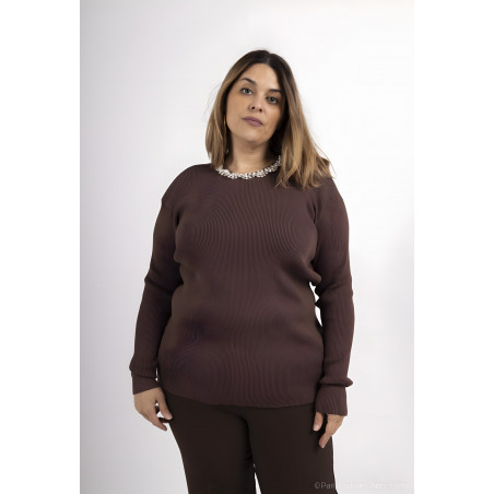 AmyClo ruskea neule strassikauluksella (plus size)
