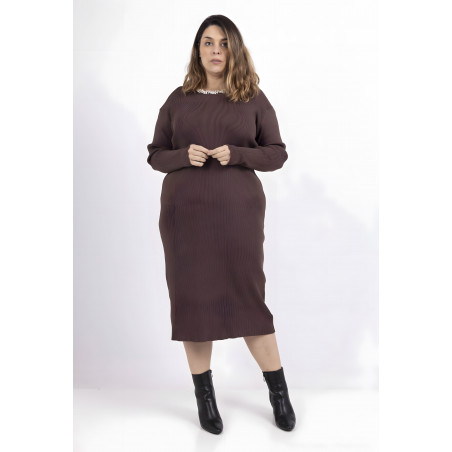 AmyClo brun stickad klänning med strasskrage (plus size)