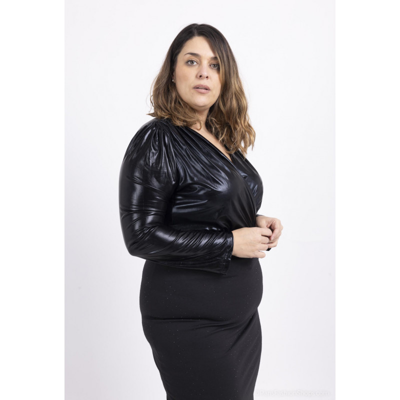 AmyClo svart wetlook v-body (plus size) – kuva 3