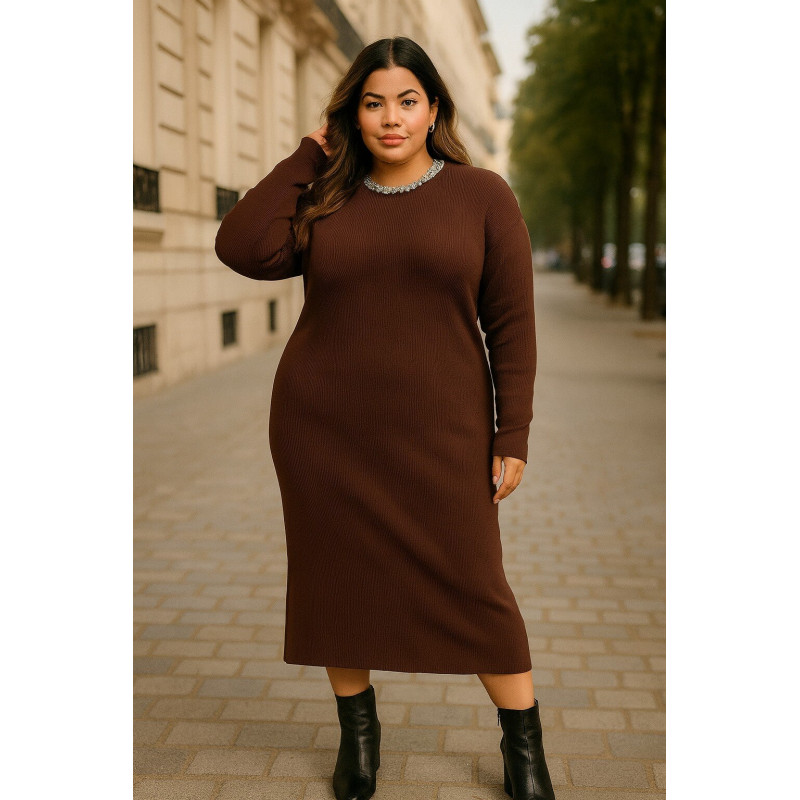 AmyClo brun stickad klänning med strasskrage (plus size) – kuva 2
