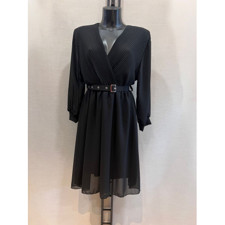 Mily svart chiffongklänning med v-ringning, ärmar och skärp (plus size)