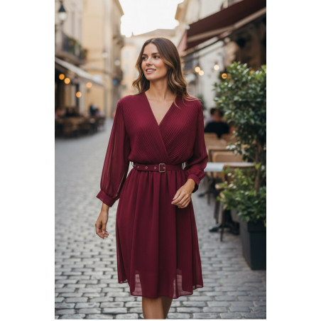 Mily vinröd chiffongklänning med v-ringning, ärmar och skärp (plus size)