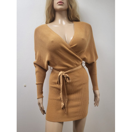Kamelfärgad wrap-look v-ringad stickad klänning med fladdermusärmar och bälte