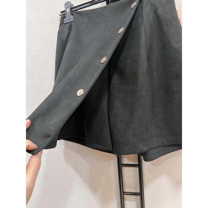 Mily musta shortsihame napeilla (plus size) – kuva 3