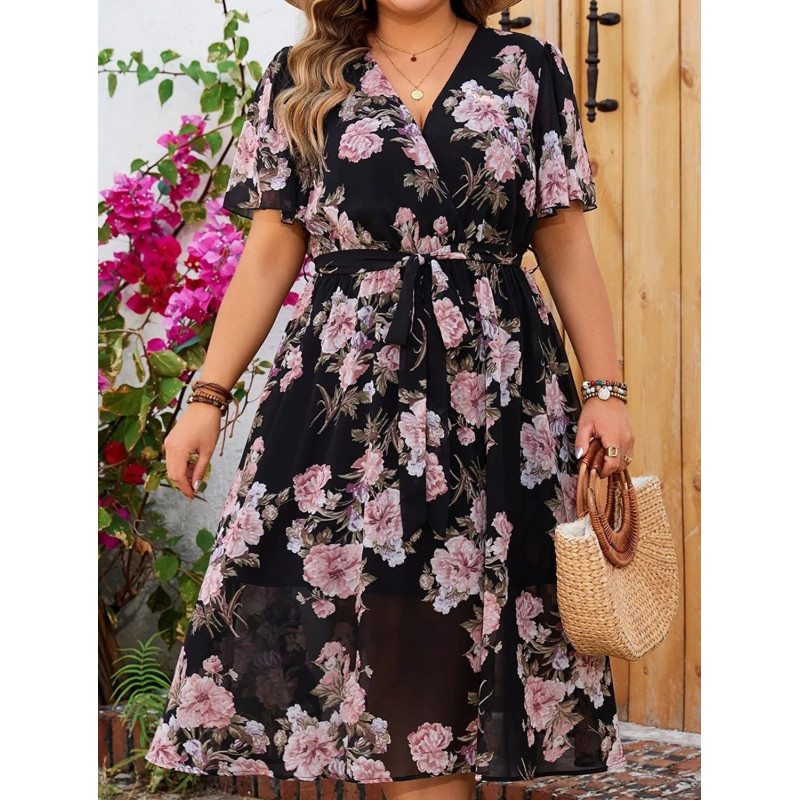 Kortärmad svart v-blommönstrad klänning med skärp (plus size)