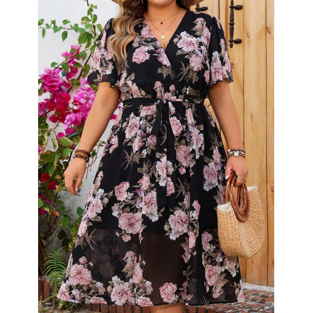 Kortärmad svart v-blommönstrad klänning med skärp (plus size)