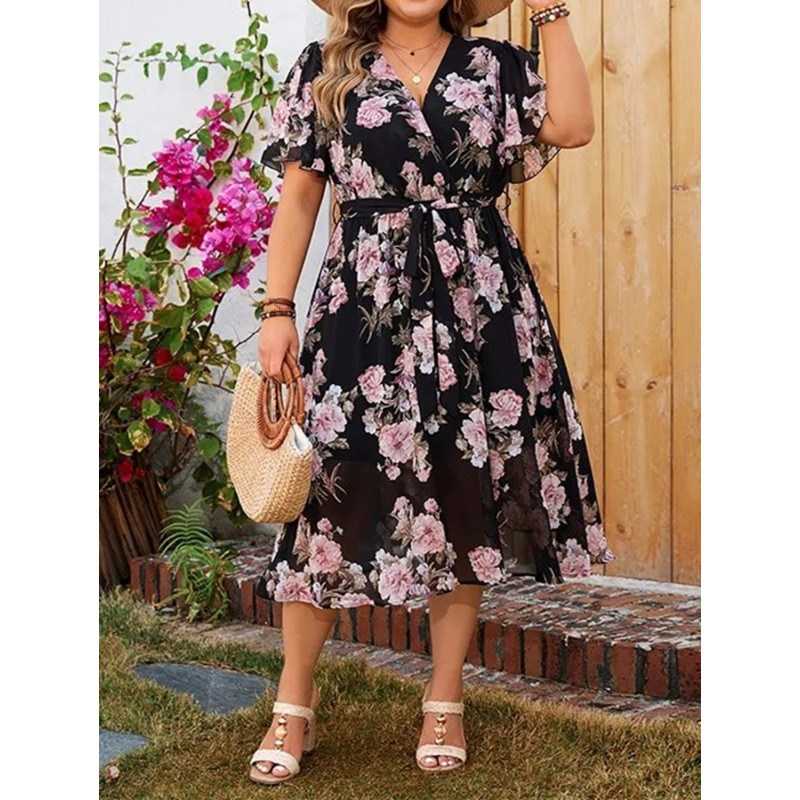 Kortärmad svart v-blommönstrad klänning med skärp (plus size) – kuva 2