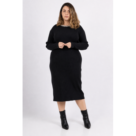 AmyClo svart stickad klänning med strasskrage (plus size)