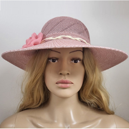 Ljusrosa hatt med rosdekor