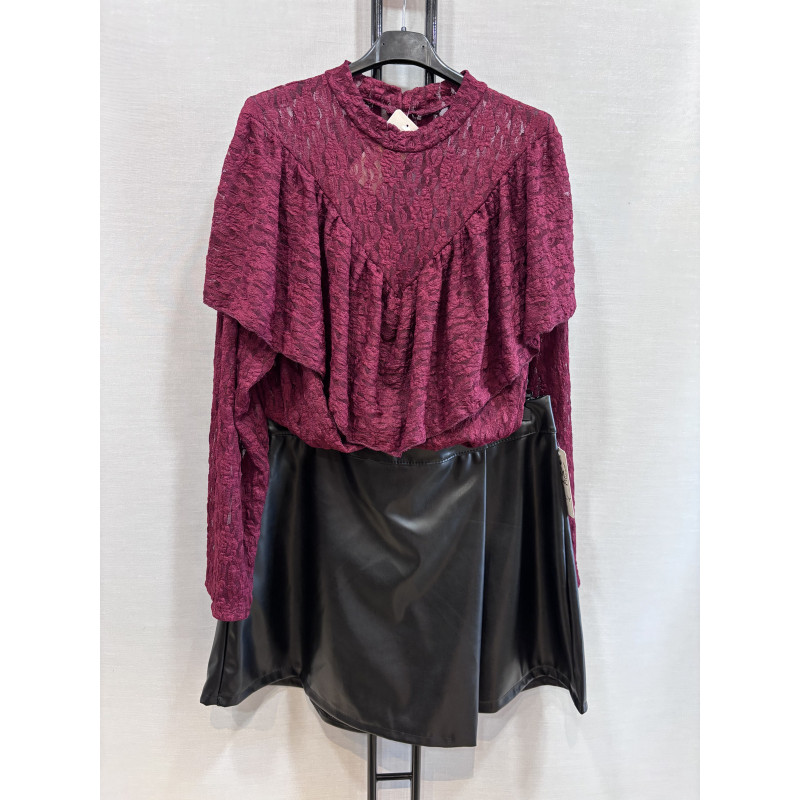 Mily vinröd långärmad spetstopp med volang (plus size)