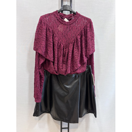 Mily vinröd långärmad spetstopp med volang (plus size)